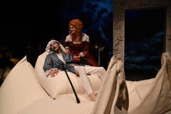 Die Theatertruppe Momänt & Co. spielt auf der Bühne im Theater Uri Molières Komödie «Le Malade imaginaire». Argan (Guido Infanger) zusammen mit seiner Schwester (Beatrice Gasser) (Bild: Hans Schneckenburger, Altdorf, 3. Januar 2019)