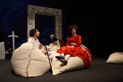 Die Theatertruppe Momänt & Co. spielt auf der Bühne im Theater Uri Molières Komödie «Le Malade imaginaire». (Bild: Hans Schneckenburger, Altdorf, 3. Januar 2019)