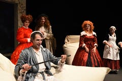 Die Theatertruppe Momänt & Co. spielt auf der Bühne im Theater Uri Molières Komödie "Le Malade imaginaire". (Bild: Hans Schneckenburger, Altdorf, 3. Januar 2019)
