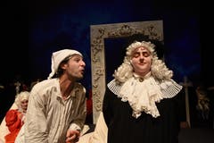Die Theatertruppe Momänt & Co. spielt auf der Bühne im Theater Uri Molières Komödie «Le Malade imaginaire». Argan (Guido Infanger) mit Notar De Bonnefoy (Corinne Gnos) (Bild: Hans Schneckenburger, Altdorf, 3. Januar 2019)