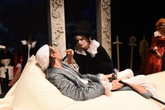 Die Theatertruppe Momänt & Co. spielt auf der Bühne im Theater Uri Molières Komödie «Le Malade imaginaire». (Bild: Hans Schneckenburger, Altdorf, 3. Januar 2019)
