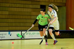 Laupens Livia Altwegg im Laufduell mit Zugs Romana Gemperle. (Bild: Maria Schmid (Zug, 6. Januar 2019 ))
