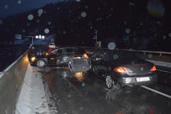 Beckenried - 4. JanuarInnert wenigen Stunden ist es am frühen Sonntagmorgen zwei Verkehrsunfällen mit drei Verletzten gekommen. Sie mussten mit dem Rettungsdienst ins Spital eingeliefert werden. (Bild: Kantonspolizei Nidwalden)