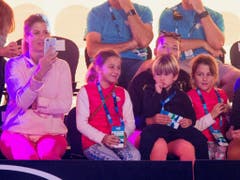 Mirka Federer (links) und die vier Kinder Myla Rose, Charlene Riva, Lenny und Leo Federer im Januar 2018 in Melbourne (Bild: KEYSTONE/EPA TENNIS AUSTRALIA/FIONA HAMILTON)