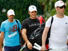 Roger Federer mit seinen Coaches Severin Lüthi (vorne) und Ivan Ljubicic (Bild: KEYSTONE/PETER KLAUNZER)