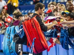 Roger Federer schreibt nach dem Sieg beim Hopman Cup Autogramme (Bild: KEYSTONE/EPA AAP/TONY MCDONOUGH)