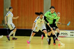 Laupens Sabrina Aerne behauptet den Ball gegen Fabienne Riner. (Bild: Maria Schmid (Zug, 6. Januar 2019 ))