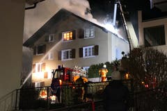 Am Montagabend ist in einem Mehrfamilienhaus an der Höhenstrasse in Flüelen ein Feuer ausgebrochen. (Bild: Philipp Zurfluh, 7. Januar 2019)