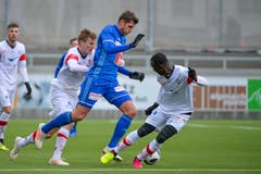 Luzerns Pascal Schürpf (Mitte) ist von den Winterthurern Tobias Schättin (links) und Ousmane Doumbia kaum zu bremsen. (Bild: Martin Meienberger / Freshfocus (Kriens, 8. Januar 2019))