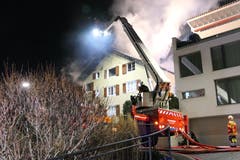 Auch eine Drehleiter kam zum Einsatz. Teilweise musste das Dach entfernt werden, um den hartnäckigen Brand bekämpfen zu können. (Bild: Philipp Zurfluh, 7. Januar 2019)