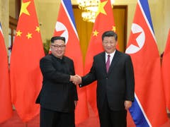 Kim Jong Un (links) halte sich bis Donnerstag auf Einladung von Chinas Präsident Xi Jinping (rechts) im Nachbarland auf, teilte die Nachrichtenagentur KCNA am Dienstag mit. (Bild: KEYSTONE/AP XinHua/JU PENG)