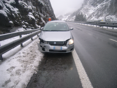 Gurtnellen - 8. JanuarEin Autofahrer ist auf der A2 auf der schneebedeckten Fahrbahn ins Schleudern geraten und gegen die Leitplanke geknallt. Verletzt wurde niemand.