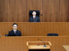 Der Richter Yuichi Tada (Mitte) rechtfertigte am Dienstag die Untersuchungshaft des Automanagers Ghosn mit Fluchtgefahr. (Bild: KEYSTONE/AP POOL Bloomberg/KIYOSHI OTA)