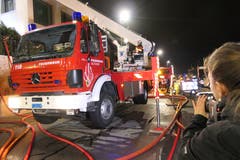 Rund 50 Einsatzkräfte der Feuerwehren Flüelen und Altdorf standen im Einsatz. (Bild: Philipp Zurfluh, 7. Januar 2019)