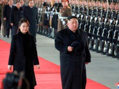 Nordkoreas Diktator Kim Jong Un und seine Frau Ri Sol Ju am Montag vor der Abreise aus Pjöngjang nach China. (Bild: KEYSTONE/AP KCNA via KNS)
