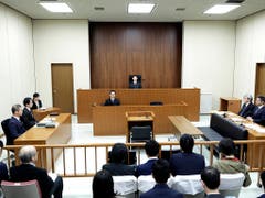 Nur weniger Personen waren zu der Anhörung des Automanagers Carlos Ghosn am Dienstagmorgen im Gerichtssaal in Tokio. (Bild: KEYSTONE/AP POOL Bloomberg/KIYOSHI OTA)