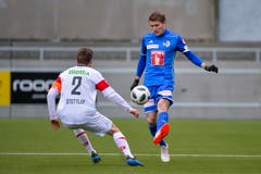 Luzerns Claudio Lustenberger (rechts) gegen Nicolas Stettler vom FC Winterthur. (Bild: Martin Meienberger / Freshfocus (Kriens, 8. Januar 2019))