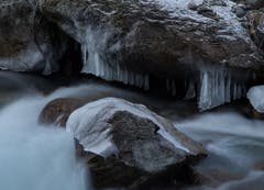 Die Natur als Künstlerin: Eiszapfen am Rombach. (Bild: Niklaus von Rotz, 6. Januar 2019)