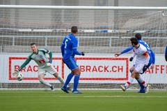 Luca Radice (zweiter von rechts) erzielt das 0:1 für Winterthur. (Bild: Martin Meienberger / Freshfocus (Kriens, 8. Januar 2019))