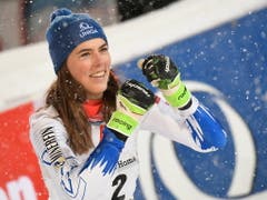 Petra Vlhova ist überglücklich - endlich Shiffrin geschlagen (Bild: KEYSTONE/EPA/CHRISTIAN BRUNA)