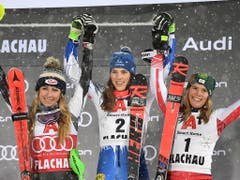 Petra Vlhova - umrahmt von Mikaela Shiffrin und der drittplatzierten Österreicherin Katharina Liensberger (rechts) (Bild: KEYSTONE/EPA/CHRISTIAN BRUNA)