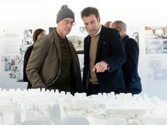 Jacques Herzog von Herzog & de Meuron (links) und Emanuel Christ von Christ und Gantenbein begutachten im Amsthaus IV das Zürcher Stadtmodell. Neuerdings sind darin auch ihre Neubauprojekte für Universität und Unispital zu finden. (Bild: KEYSTONE/ENNIO LEANZA)