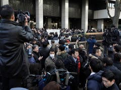 In Japan war das Medieninteresse enorm, als am Dienstagmorgen der Automanager Carlos Ghosn vor Gericht erschienen ist. (Bild: KEYSTONE/EPA/KIMIMASA MAYAMA)