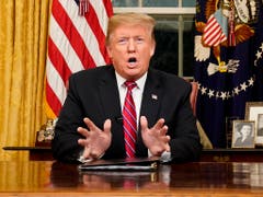 US-Präsident Donald Trump hat am Dienstag die Lage an der Grenze zu Mexiko als Krise bezeichnet und erneut Geld für den Bau einer umstrittenen Grenzmauer verlangt. (Bild: KEYSTONE/AP Pool Reuters/CARLOS BARRIA)