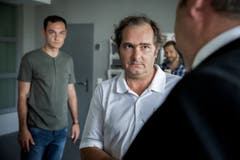 Besorgter Vater. V.l. Andrei Tacu als Sebastian Menzi, Martin Hug als Renato Menzi, Mike Müller als Luc Conrad. (Bild: SRF/Sava Hlavacek)