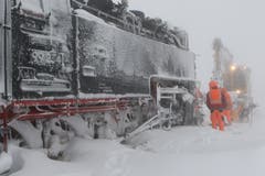 Mitarbeiter versuchen den Zug vom Schnee zu befreien. (Bild: Matthias Bieri (Schierke, 9.1.2019))