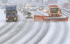 In Deutschland erfordert der Schnee derzeit viel Geduld von Autofahrern. Im Bild: Ein Räumungsfahrzeug auf der Autobahn A9 im bayerischen Garching. (Bild: Matthias Balk/Keystone/DPA (9. Januar 2019))