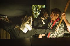 Chancenloses zweites Opfer – Wolf (anonym), Bär (anonym), Thomas Hess als Wim van Morsel. (Bild: SRF/Sava Hlavacek)