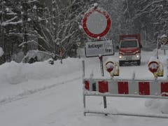 Ein Feuerwehrfahrzeug fährt in Bayern auf der Forststrasse, die die tief eingeschneite Gemeinde Jachenau bei Bad Tölz derzeit mit der Aussenwelt verbindet. (Bild: Keystone/DPA/ANGELIKA WARMUTH)