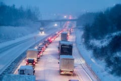 Stehende Fahrzeuge auf der verschneiten Autobahn A72 im sächsischen Stollberg. (Bild: Andre März/Keystone/DPA (9. Januar 2019))