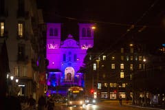 Die Lichtprojektionen auf der Hofkirche verzaubern die Umgebung. (Bild: Dominik Wunderli (9. Januar 2019))