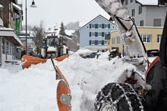 Perfektes Zusammenspiel zwischen Schneepflug und Schneeschleuder. (Bild: Adi Lippuner)