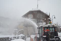 Bei anhaltenden Schneefällen sind in der Gemeinde Wildhaus-Alt St. Johann alle verfügbaren Geräte im Einsatz. (Bild: Adi Lippuner)