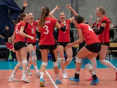 Grosse Frauen, grosse Freude: die Schweizer Volleyballerinnen jubeln nach einem wichtigen Punkt (Bild: KEYSTONE/GEORGIOS KEFALAS)