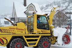 Werner Bleiker ist mit der Schneeschleuder unterwegs.(Bild: Adi Lippuner)