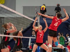Meline Pierret (7) und Gabi Schottroff (4) beim Teamwork am Netz (Bild: KEYSTONE/GEORGIOS KEFALAS)