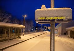 Im bayerischen Miesbach geht nichts mehr: «Kein Zugverkehr». Der Landkreis Miesbach hat wegen des starken Schneefalls einen Katastrophenalarm ausgelöst. (Bild: Lino Mirgeler/Keystone/DPA (9. Januar 2019))