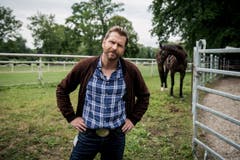 Pferdenarr: Samuel Streiff als Reto Doerig. (Bild: SRF/Sava Hlavacek)