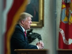 US-Präsident Donald Trump hielt am Dienstag im Oval Office im Weissen Haus in Washington eine Rede an die Nation. (Bild: KEYSTONE/EPA UPI POOL/KEVIN DIETSCH / POOL)