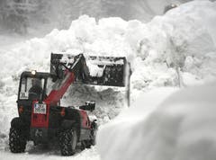 Ein Bagger befreit eine Strasse in Niedertauern (Salzburg) von den Schneemassen. (Bild: Harald Schneider / APA, 9. Januar 2019)