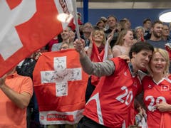 Die Schweizer Fans liessen sich von ihren Volleyballerinnen begeistern (Bild: KEYSTONE/GEORGIOS KEFALAS)