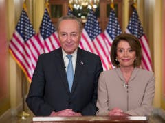Die demokratische Vorsitzende des Repräsentantenhauses, Nancy Pelosi, und ihr Parteikollege, Senator Chuck Schumer, konterten Trumps Angriff auf die Opposition am Dienstag umgehend. (Bild: KEYSTONE/AP/ALEX BRANDON)