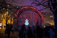 Auch der Pavillon wird zur Lichtinstallation umfunktioniert. (Bild: Dominik Wunderli (9. Januar 2019))