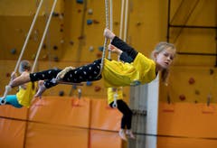 Circus Viva in der dreifach Turnhalle Sarnen. Kinder studieren ihre Zirkusnummern ein. Bild: Corinne Glanzmann (Sarnen, 01. Oktober 2019)