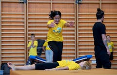 Circus Viva in der dreifach Turnhalle Sarnen. Kinder studieren ihre Zirkusnummern ein. Im Bild Annu und unten Leonie. Bild: Corinne Glanzmann (Sarnen, 01. Oktober 2019)