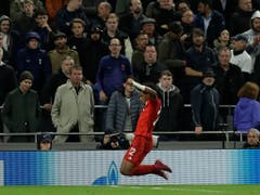 Serge Gnabry lässt sich beim Kantersieg von Bayern München bei Tottenham als vierfacher Torschütze feiern (Bild: KEYSTONE/AP/MATT DUNHAM)